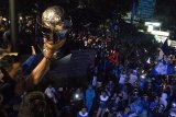 Sejumlah pesepak bola Persib Bandung U-16 mengangkat piala saat perayaan kemenangan di Cafe Persib, Bandung, Jawa Barat, Senin (10/12/2018). Persib Bandung U-16 menjadi juara Elite Pro Academy Liga 1 U-16 2018 setelah mengalahkan Bali United 4-3 melalui adu penalti pada pertandingan final yang berlangsung di Stadion Bumi Sriwijaya, Palembang, Minggu (9/12) lalu. ANTARA JABAR/Novrian Arbi/agr.