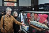 Perwakilan Museum Rotterdamsche Llyod Heritage Centre, Ed Van De Leider (kiri) memperlihatkan miniatur kapal MS Willem Ruys milik perusahaan Rotterdam Lloyd Belanda, ketika peresmian Museum Perkebunan Indonesia II, di Medan, Sumatera Utara, Kamis (6/12/2018). Dalam peresmian museum perkebunan tersebut pihak museum Rotterdamsche Llyod Heritage Centre Belanda memberikan hibah sebanyak 75 artefak koleksi benda sejarah tentang transportasi perkebunan Indonesia pada zaman kolonial pemerintahan Belanda. ANTARA FOTO/Septianda Perdana/hp.