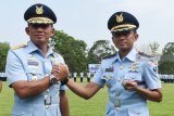 Kepala Staf TNI Angkatan Udara (KSAU) Marsekal TNI Yuyu Sutisna (kiri) melakukan salam komando dengan Komandan Satuan Pemeliharaan 65 (Sathar 65) Letkol Tek Arie Santoso (kanan) saat peresmian berdirinya Satuan Pemeliharaan 65 (Sathar 65) di Lanud Iswahjudi, Magetan, Jawa Timur, Rabu (12/12/2018). Sathar 65 bersama Sathar lainnya di bawah Depo Pemeliharaan (Depohar) 60 akan melakukan pemeliharaan dan perbaikan alat utama sistem persenjataan (alutsista) tingkat berat serta sebagai pusat penyimpanan amunisi di lingkungan TNI AU. Antara Jatim/Siswowidodo/ZK.