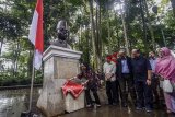 Anak kelima Ir. H. Djuanda Noorwati Djuanda (kiri) membuka prasasti yang berisikan deklarasi Djuanda saat peringatan 61 tahun deklarasi Djuanda di Taman Hutan Raya Djuanda,  Bandung, Jawa Barat, Sabtu (15/12/2018). Peringatan 61 tahun deklarasi Djuanda atau yang bisa disebut Hari Nusantara tersebut merupakan penetapan dan penegasan bahwa Indonesia adalah Negara Kepulauan terbesar di dunia yang pertama kali ditetapkan pada 13 Desember, 1999 oleh presiden ke-4 Republik Indonesia, Abdurahman Wahid. ANTARA JABAR/Raisan Al Farisi/agr. 