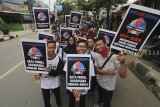 Peserta mengikuti parade budaya dalam rangka memperingati Hari AIDS Sedunia di Indramayu, Jawa Barat, Sabtu (1/12/2018). Dalam parade tersebut mereka mengkampanyekan bahaya Penyakit HIV/AIDS. ANTARA JABAR/Dedhez Anggara/agr.