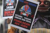 Peserta mengikuti parade budaya dalam rangka memperingati Hari AIDS Sedunia di Indramayu, Jawa Barat, Sabtu (1/12/2018). Dalam parade tersebut mereka mengkampanyekan bahaya Penyakit HIV/AIDS. ANTARA JABAR/Dedhez Anggara/agr.