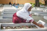 Ahli waris dari korban Tragedi Rawagede membersihkan makam keluarganya saat peringatan peristiwa Tragedi Rawagede di Desa Balongsari, Karawang, Jawa Barat, Selasa (11/12/2018). Sebanyak 181 ahli waris menghadiri acara tersebut untuk menerima tunjangan dan mengenang keluarganya saat peristiwa tragedi rawagede pada 9 Desember 1947 yang mengakibatkan 431 korban jiwa. ANTARA JABAR/M Ibnu Chazar/agr.