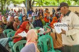 Sejumlah ahli waris dari korban Tragedi Rawagede menyerahkan bukti ahli waris kepada pengurus Yayasan Rawagede saat peringatan peristiwa Tragedi Rawagede di Desa Balongsari, Karawang, Jawa Barat, Selasa (11/12/2018). Sebanyak 181 ahli waris menghadiri acara tersebut untuk menerima tunjangan dan mengenang keluarganya saat peristiwa tragedi rawagede pada 9 Desember 1947 yang mengakibatkan 431 korban jiwa. ANTARA JABAR/M Ibnu Chazar/agr.