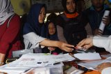 Sejumlah orang antre mengurus Kartu Identitas Anak (KIA) di Dinas Kependudukan dan Pencatatan Sipil (Dispendukpencapil) Kabupaten Madiun, Jawa Timur, Rabu (26/12/2018). Pada masa liburan sekolah seperti saat ini terjadi lonjakan permohonan KIA di Dispendukcapil setempat, dari rata-rata 200-300 permohonan perhari  melonjak menjadi 500-600 permohonan perhari. Karena waktu yang biasanya digunakan antar jemput anak ke sekolah bisa digunakan untuk keperluan pengurusan KIA. Antara Jatim/Siswowidodo/ZK.