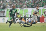 Pesepak bola Persebaya Surabaya David Aparecido Da Silva (kiri) melewati hadangan penjaga gawang PSIS Semarang Joko Ribowo (tengah) dalam lanjutan Liga-1 Indonesia di Stadion Gelora Bung Tomo (GBT) Surabaya, Jawa Timur, Sabtu (8/12/2018). Persebaya Surabaya kalahkan PSIS Semarang dengan skor 1-0. Antara Jatim/M Risyal Hidayat/ZK.