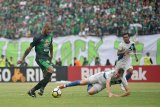 Pesepak bola Persebaya Surabaya David Aparecido Da Silva (kiri) berusaha melewati hadangan pesepak bola PSIS Semarang Petar Planic (tengah) dalam lanjutan Liga-1 Indonesia di Stadion Gelora Bung Tomo (GBT) Surabaya, Jawa Timur, Sabtu (8/12/2018). Persebaya Surabaya kalahkan PSIS Semarang dengan skor 1-0. Antara Jatim/M Risyal Hidayat/ZK.