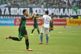 Pesepak bola Persebaya Surabaya Fandi Eko Utomo melakukan selebrasi usai mencetak gol kegawang PSIS Semarang dalam lanjutan Liga-1 Indonesia di Stadion Gelora Bung Tomo (GBT) Surabaya, Jawa Timur, Sabtu (8/12/2018). Persebaya Surabaya kalahkan PSIS Semarang dengan skor 1-0. Antara Jatim/M Risyal Hidayat/ZK.