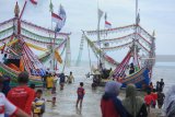 Warga bersiap naik perahu hias saat dilaksanakan tradisi petik laut di Pantai Jumiang, Pamekasan, Jawa Timur, Senin (3/12/2018). pesta nelayan yang digelar sekali dalam setahun itu merupakan salah satu upaya pelestarian budaya warisan leluhur. Antara Jatim/Saiful Bahri/ZK