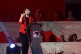 Ketua Umum Partai Solidaritas Indonesia (PSI) Grace Natalie menyampaikan pidato politik akhir tahun disela-sela Festival 11 di Surabaya, Jawa Timur, Selasa (11/12/2018). Pidato politik akhir tahun PSI tersebut bertemakan Keadilan Untuk Semua, Keadilan Untuk Perempuan Indonesia. Antara Jatim/M Risyal Hidayat/ZK.