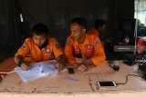 Relawan melakukan aktivitas di tenda Pos Lapangan Penanganan Darurat Bencana Banjir, Longsor dan Angin Kencang Badan Penanggulangan Bencana Daerah (BPBD) di Poncol, Kabupaten Magetan, Jawa Timur, Minggu (9/12/2018). BPBD Kabupaten Magetan mendirikan Pos Lapangan Penanganan Darurat Bencana beroperasi sejak 1 Desember 2018 selama tiga bulan guna mengantisipasi bila sewaktu-waktu terjadi bencana alam di Magetan yang sebagian besar wilayahnya berada di kawasan lereng Gunung Lawu. Antara Jatim/Siswowidodo/ZK.