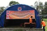 Relawan melakukan aktivitas di tenda Pos Lapangan Penanganan Darurat Bencana Banjir, Longsor dan Angin Kencang Badan Penanggulangan Bencana Daerah (BPBD) di Poncol, Kabupaten Magetan, Jawa Timur, Minggu (9/12/2018). BPBD Kabupaten Magetan mendirikan Pos Lapangan Penanganan Darurat Bencana beroperasi sejak 1 Desember 2018 selama tiga bulan guna mengantisipasi bila sewaktu-waktu terjadi bencana alam di Magetan yang sebagian besar wilayahnya berada di kawasan lereng Gunung Lawu. Antara Jatim/Siswowidodo/ZK.