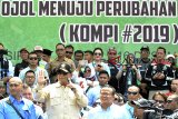 Calon Presiden no urut 02 Prabowo Subianto (tengah) menyampaikan sambutan dalam Kopi Darat (Kopdar) Ojek Online (Ojol) Menuju Perubahan Indonesia 9 (Kompi 9) di lapangan parkir Sirkuit Internasional Sentul, Kabupaten Bogor, Jawa Barat, Minggu (16/12/2018). Kopdar Ojol yang diselenggarakan Forum Gabungan Roda 02 (Forgab) yang diikuti sedikitnya 8 ribu anggota relawan ojol derap aspirasi-02 tersebut sebagai bentuk dukungan untuk pasangan calon Presiden dan calon Wakil Presiden Prabowo Subianto dan Sandiaga Uno dalam Pemilihan Presiden 2019. ANTARA JABAR/Arif Firmansyah/agr.