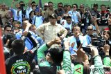 Calon Presiden no urut 02 Prabowo Subianto (tengah) menyampaikan sambutan dalam Kopi Darat (Kopdar) Ojek Online (Ojol) Menuju Perubahan Indonesia 9 (Kompi 9) di lapangan parkir Sirkuit Internasional Sentul, Kabupaten Bogor, Jawa Barat, Minggu (16/12/2018). Kopdar Ojol yang diselenggarakan Forum Gabungan Roda 02 (Forgab) yang diikuti sedikitnya 8 ribu anggota relawan ojol derap aspirasi-02 tersebut sebagai bentuk dukungan untuk pasangan calon Presiden dan calon Wakil Presiden Prabowo Subianto dan Sandiaga Uno dalam Pemilihan Presiden 2019. ANTARA FOTO/Arif Firmansyah/ama.