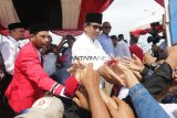 Calon Presiden nomor urut 02 Prabowo Subianto bersalaman denga warga yang menghadiri peringatan 14 tahun bencana tsunami Aceh di Pelabuhan Pendaratan Ikan, Lampulo, Banda Aceh, Aceh, Rabu (26/12/2018). Selain menhadiri peringatan 14 tahun bencana tsunami Aceh, Capres Prabowo Subianto juga berziarah dikuburan massal korban gempa dan tsunami Siron serta bertemu dengan relawan pemenangan Pilpres 2019. ANTARA FOTO/Irwansyah Putra/ama. 