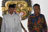 Presiden Joko Widodo (kiri) didampingi Gubernur DI Yogyakarta Sri Sultan HB X seusai melakukan pertemuan di Keraton Yogyakarta, Kamis (6/12/2018). ANTARA FOTO/Wahyu Putro A/hp.