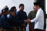     Presiden Joko Widodo (kanan) menyalami abdi dalem seusai melakukan pertemuan dengan Gubernur DI Yogyakarta Sri Sultan HB X di Keraton Yogyakarta, Kamis (6/12/2018). ANTARA FOTO/Wahyu Putro A/hp.