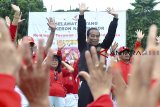 Presiden Joko Widodo (tengah) mengikuti Senam Tera Indonesia di Kebun Raya Bogor, Jawa Barat, Minggu (9/12/2018). Kegiatan Senam Tera Indonesia dalam rangka Hari Tera Indonesia (HATERI) ke-33 tahun 2018 yang diikuti sekitar 20 ribu peserta dari 26 provinsi di Indonesia tersebut berhasil memecahkan Original Rekor Indonesia untuk kategori Senam Tera Terbanyak se-Indonesia. ANTARA JABAR/Arif Firmansyah/agr. 