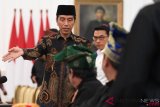 Presiden Joko Widodo (kiri) berbincang dengan pengurus Dewan Adat Melayu Riau di Istana Merdeka, Jakarta, Selasa (4/12/2018). Kedatangan pengurus Dewan Adat Melayu Riau tersebut antara lain untuk mengundang Presiden Joko Widodo menerima gelar adat. ANTARA FOTO/Wahyu Putro A/foc.