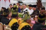     Presiden Joko Widodo (kedua kanan) didampingi Seskab Pramono Anung (kanan) dan Kepala Staf Presiden Moeldoko (ketiga kanan) menerima pengurus Dewan Adat Melayu Riau di Istana Merdeka, Jakarta, Selasa (4/12/2018). Kedatangan pengurus Dewan Adat Melayu Riau tersebut antara lain untuk mengundang Presiden Joko Widodo menerima gelar adat. ANTARA FOTO/Wahyu Putro A/foc.