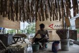 Perajin menyelesaikan pembuatan busur panah di rumah produksi Alvo Archery, Citamiang, Sukabumi, Jawa Barat, Selasa (04/12/2018). Dalam sebulan industri rumahan tersebut mampu memproduksi 1000 busur panah dengan harga jual Rp.250 ribu - Rp.1,5 juta serta beromset hingga Rp.500 juta per bulan. ANTARA JABAR/Nurul Ramadhan/agr.