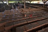 Pekerja menyelesaikan pembuatan batu bata di Kampung Urug, Kota Tasikmalaya, Jawa Barat, Kamis (13/12/2018). Memasuki musim hujan proses penjemuran batu bata terkendala cuaca, dari biasanya dua minggu menjadi tiga minggu, sehingga pembuatan batu bata menurun. ANTARA JABAR/Adeng Bustomi/agr.