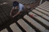 Pekerja menyelesaikan pembuatan batu bata di Kampung Urug, Kota Tasikmalaya, Jawa Barat, Kamis (13/12/2018). Memasuki musim hujan proses penjemuran batu bata terkendala cuaca, dari biasanya dua minggu menjadi tiga minggu, sehingga pembuatan batu bata menurun. ANTARA JABAR/Adeng Bustomi/agr.