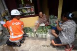 Dua orang warga menyelesaikan pembuatan lontong disebuah industri lontong rumahan di Kampung Lontong Banyu Urip Lor, Surabaya, Jawa Timur, Selasa (11/12/2018). Pelaku industri rumah tangga di kampung tersebut dengan menggunakan gas alam dari Program PT Perusahaan Gas Negara (PGN) Sayang Ibu, mengaku lebih hemat sekitar 60 persen dibanding menggunakan bahan bakar gas tabung Liquid Petroleum Gas (LPG) 3 kilogram. Antara Jatim/M Risyal Hidayat/ZK.