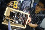 Mahasiswa menunjukkan cara kerja prototipe alat pemanen energi listrik dari ombak hasil inovasinya di Laboratorium Teknik Elektro, Universitas Brawijaya, Malang, Jawa Timur, Jumat (7/12/2018). Alat yang memanfaatkan lempeng keramik penghasil listrik atau piezoelektrik tersebut dirangkai dengan roda gigi dan aki sehingga mampu menyimpan listrik yang dihasilkan dari tekanan ombak. Antara Jatim/Ari Bowo Sucipto/ZK.