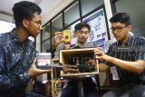 Mahasiswa menunjukkan cara kerja prototipe alat pemanen energi listrik dari ombak hasil inovasinya di Laboratorium Teknik Elektro, Universitas Brawijaya, Malang, Jawa Timur, Jumat (7/12/2018). Alat yang memanfaatkan lempeng keramik penghasil listrik atau piezoelektrik tersebut dirangkai dengan roda gigi dan aki sehingga mampu menyimpan listrik yang dihasilkan dari tekanan ombak. Antara Jatim/Ari Bowo Sucipto/ZK.