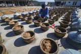 Pekerja menyelesaikan pembuatan tauco di Pabrik Tauco tertua di Cianjur, Jawa Barat, Rabu (19/12/2018). Gabungan Pengusaha Makanan dan Minuman Seluruh Indonesia (Gapmmi) memproyeksi pertumbuhan industri makanan dan minuman tahun ini kemungkinan berada di kisaran 8 hingga 9 persen, di bawah target yang dipatok asosiasi di awal tahun yang menargetkan lebih dari 10 persen. ANTARA JABAR/Raisan Al Farisi/agr. 