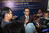 Gubernur Jawa Barat Ridwan Kamil (tengah) memberikan keterangan kepada awak media seusai RUPS Luar Biasa Bank bjb 2018 di Bandung, Jawa Barat, Selasa (11/12/2018). Berdasarkan hasil RUPS Luar Biasa Bank bjb 2018 diputuskan Direktur Kepatuhan dan Manajemen Resiko Agus Mulyana merangkap menjadi Dirut Bank bjb menggantikan Ahmad Irfan. ANTARA JABAR/M Agung Rajasa/agr.