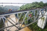 Pekerja memasang bantalan rel pada proyek pengerjaan reaktivasi jalur kereta Cianjur-Padalarang di Ciranjang, Kabupaten Cianjur, Jawa Barat, Senin (10/12/2018). Direktur Jenderal Perkeretaapian Kementerian Perhubungan menyatakan, proses reaktivasi jalur kereta Cianjur-Padalarang sepanjang 40 kilometer tersebut diperkirakan rampung pada 2020 mendatang. ANTARA JABAR/Raisan Al Farisi/agr. 