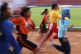 Sejumlah peserta mengikuti lomba lari 40 meter kategori tuna rungu dan wicara saat Pekan Paralympian Pelajar di Stadion Brawijaya, Kota Kediri, Jawa Timur, Minggu (16/12/2018). Kegiatan yang diikuti pelajar berkebutuhan khusus se-Kota Kediri tersebut sebagai cara regenerasi atlet difabel berbakat. Antara Jatim/Prasetia Fauzani/ZK.