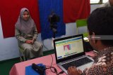 Petugas Dinas Kependudukan dan Pencatatan Sipil (Dispendukpencapil) melakukan proses perekaman Kartu Tanda Penduduk (KTP) elektronik di Sekolah Menengah Kejuruan (SMK) Yosonegoro, Kabupaten Magetan, Jawa Timur, Kamis (27/12/2018). Perekaman KTP elektronik di sekolah yang dilakukan Dispendukpencapil dan dipantau petugas Badan Pengawas Pemilu (Bawaslu) setempat tersebut sabagai tindak lanjut instruksi Kementerian Dalam Negeri guna memenuhi hak konstitusional para pemilih pemula. Antara Jatim/Siswowidodo/ZK.