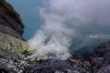 Pengunjung menikmati suasana puncak Gunung Ijen di Banyuwangi, Jawa Timur, Sabtu (8/12/2018). Balai Konservasi Sumberdaya Alam (BKSDA) sedang menyusun aturan baru terkait pembatasan jumlah wisatawan yang mendaki Gunung Ijen pada tahun 2019, supaya tidak melebihi daya dukung kawasan agar tidak overload. Antara Jatim/Budi Candra Setya/ZK.