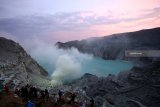 Pengunjung menikmati suasana puncak Gunung Ijen di Banyuwangi, Jawa Timur, Sabtu (8/12/2018). Balai Konservasi Sumberdaya Alam (BKSDA) sedang menyusun aturan baru terkait pembatasan jumlah wisatawan yang mendaki Gunung Ijen pada tahun 2019, supaya tidak melebihi daya dukung kawasan agar tidak overload. Antara Jatim/Budi Candra Setya/ZK.