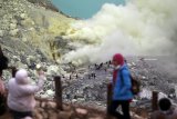 Pengunjung menikmati suasana puncak Gunung Ijen di Banyuwangi, Jawa Timur, Sabtu (8/12/2018). Balai Konservasi Sumberdaya Alam (BKSDA) sedang menyusun aturan baru terkait pembatasan jumlah wisatawan yang mendaki Gunung Ijen pada tahun 2019, supaya tidak melebihi daya dukung kawasan agar tidak overload. Antara Jatim/Budi Candra Setya/ZK.