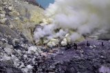 Pengunjung menikmati suasana puncak Gunung Ijen di Banyuwangi, Jawa Timur, Sabtu (8/12/2018). Balai Konservasi Sumberdaya Alam (BKSDA) sedang menyusun aturan baru terkait pembatasan jumlah wisatawan yang mendaki Gunung Ijen pada tahun 2019, supaya tidak melebihi daya dukung kawasan agar tidak overload. Antara Jatim/Budi Candra Setya/ZK.