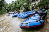 Pengunjung mencoba wahana rafting di kawasan wisata Caldera Rafting, Cikidang, Kabupaten Sukabumi, Jawa Barat, Sabtu (1/12/2018). Kementerian Pariwisata menargetkan Kabupaten Pangandaran dan Kabupaten Sukabumi khususnya Cikidang menjadi Kawasan Ekonomi Khusus (KEK) pada 2019 mendatang dengan anggaran dana sekitar Rp8 triliun. ANTARA JABAR/Nurul Ramadhan/agr.