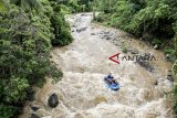 Pengunjung mencoba wahana rafting di kawasan wisata Caldera Rafting, Cikidang, Kabupaten Sukabumi, Jawa Barat, Sabtu (1/12/2018). Kementerian Pariwisata menargetkan Kabupaten Pangandaran dan Kabupaten Sukabumi khususnya Cikidang menjadi Kawasan Ekonomi Khusus (KEK) pada 2019 mendatang dengan anggaran dana sekitar Rp8 triliun. ANTARA JABAR/Nurul Ramadhan/agr.