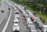 Antrean kendaraan memadati pintu keluar gerbang tol Ciawi menuju jalur Puncak, Kabupaten Bogor, Jawa Barat, Selasa (25/12/2018). Satuan Lalu Lintas (Satlantas) Polres Bogor akan menutup akses jalur Puncak, Kabupaten Bogor, Jawa Barat pada 31 Desember 2018 sebagai bagian dari rekayasa lalu lintas untuk menghindari kepadatan lalu lintas pada malam pergantian Tahun Baru 2019. ANTARA JABAR/Arif Firmansyah/agr. 