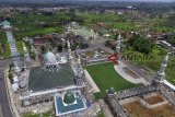 Foto udara proses renovasi Masjid Agung Baiturrahman yang sudah mencapai tahap penyelesaian di Bojong Koneng, Singaparna, Kabupaten Tasikmalaya, Jawa Barat, Rabu (19/12/2018). Pemerintah melalui Dinas Pekerjaan Umum dan Penataan Ruang (PUPR) merenovasi dan membangun taman masjid untuk mempertahankan serta menjaga keindahan masjid agar menjadi wisata religi dan pembangunan tersebut menggunakan Dana Alokasi Umum (DAU) APBD Kabupaten Tasikmalaya 2018 sebesar Rp30 miliar. ANTARA JABAR/Adeng Bustomi/agr.