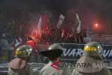 Pendukung klub Bali United menyalakan kembang api ketika berlangsungnya pertandingan Sepak Bola Liga 1 antara Bali United melawan Persija Jakarta di Stadion I Wayan Dipta, Gianyar, Bali, Minggu (02/12/2018). Persija Jakarta menang atas Bali United dengan skor 2-1 setelah beberapa kali pertandingan sempat dihentikan karena ulah penonton. Antaranews Bali/Nyoman Budhiana.