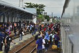 Sejumlah calon penumpang memadati keberangkatan Kereta Api di Stasiun Tasikmalaya, Jawa Barat, Rabu (26/12/2018). PT Kereta Api Indonesia meluncurkan KA Galunggung yang terdiri dari enam unit kereta ekonomi kapasitas 636 tempat duduk, dengan rute baru Tasikmalaya-Kiaracondong yang memberlakukan tiket KA gratis selama 26 Desember hingga 25 Januari 2019. ANTARA JABAR/Adeng Bustomi/agr. 