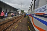 Sejumlah calon penumpang memadati keberangkatan Kereta Api di Stasiun Tasikmalaya, Jawa Barat, Rabu (26/12/2018). PT Kereta Api Indonesia meluncurkan KA Galunggung yang terdiri dari enam unit kereta ekonomi kapasitas 636 tempat duduk, dengan rute baru Tasikmalaya-Kiaracondong yang memberlakukan tiket KA gratis selama 26 Desember hingga 25 Januari 2019. ANTARA JABAR/Adeng Bustomi/agr. 