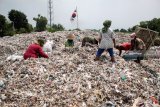 Pemulung mencari sampah plastik dan barang bekas lainnya di tempat pengolahan limbah kertas dan plastik di  Desa Bangun, Pungging, Mojokerto, Selasa (11/12/2018). Guru Besar Pengelolaan Udara dan Limbah Institut Teknologi Bandung (ITB), Enri Damanhuri, mengungkapkan tiap tahun sekitar 44 persen sampah plastik atau 2,13 juta ton cemari lingkungan. Antara Jatim/Umarul Faruq/ZK.