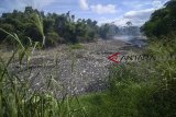 Kondisi sampah yang menumpuk di Sungai Citarum Lama, Margaasih, Kabupaten Bandung, Jawa Barat, Minggu (30/12/2018). Data dari Dinas Lingkungan Hidup Provinsi Jawa Barat mencatat setiap harinya Sungai Citarum menerima 1.500 ton sampah baik sampah rumah tangga maupun limbah industri. ANTARA JABAR/Raisan Al Farisi/agr. 