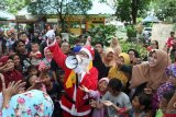 SINTERKLAS BAGIKAN HADIAH DI RAGUNAN