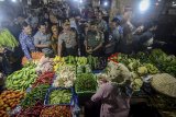 Kapolda Jawa Barat Irjen Pol Agung Budi Maryoto (keempat kiri) bersama Pangdam III Siliwangi Mayjen TNI Tri Soewandono (keempat kanan) dan Sekda Jawa Barat Iwa Karniwa (kiri) berbincang dengan pedagang sayur saat melakukan sidak harga di Pasar Kosambi, Bandung, Jawa Barat, Kamis (13/12/2018). Sidak harga pasar tersebut dilakukan untuk meninjau pergerakan harga kebutuhan pokok menjelang Hari Raya Natal dan Tahun Baru 2019. ANTARA JABAR/Raisan Al Farisi/agr. 